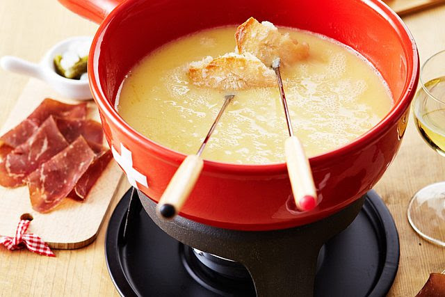 Roter Tisch mit Fondue-Plausch