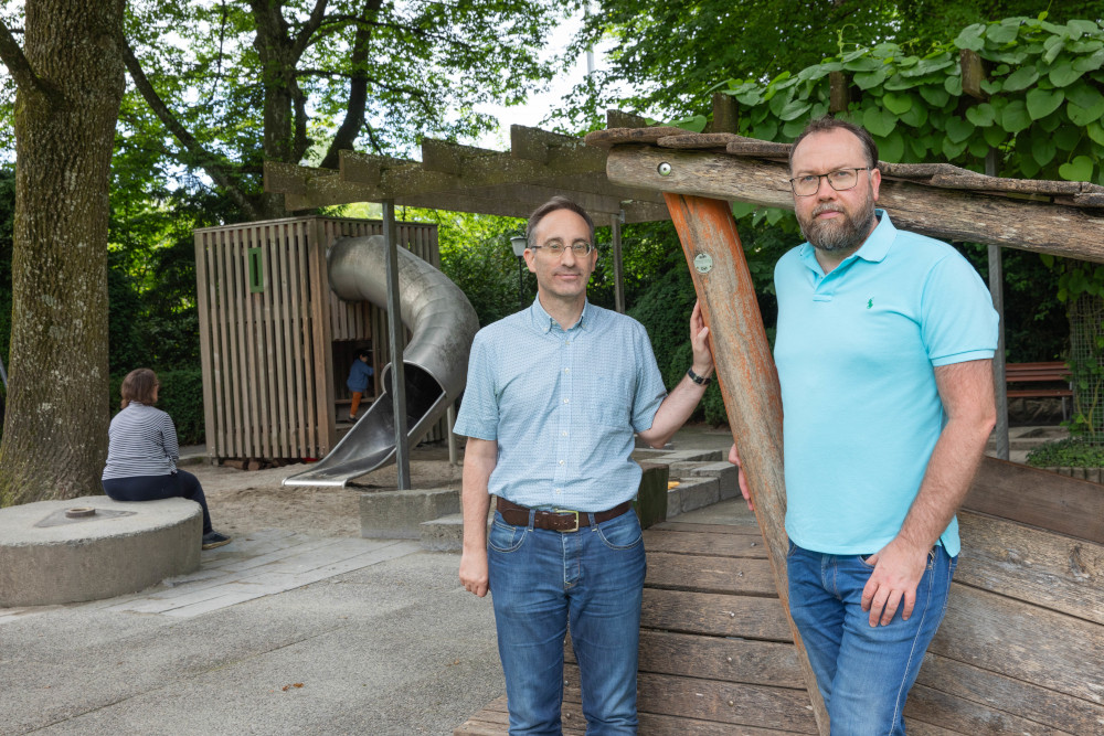 Die Chamer SP Co-Präsidenten Jonas Tresch und Ernest Sabolotski auf dem Spielplatz im Villettepark