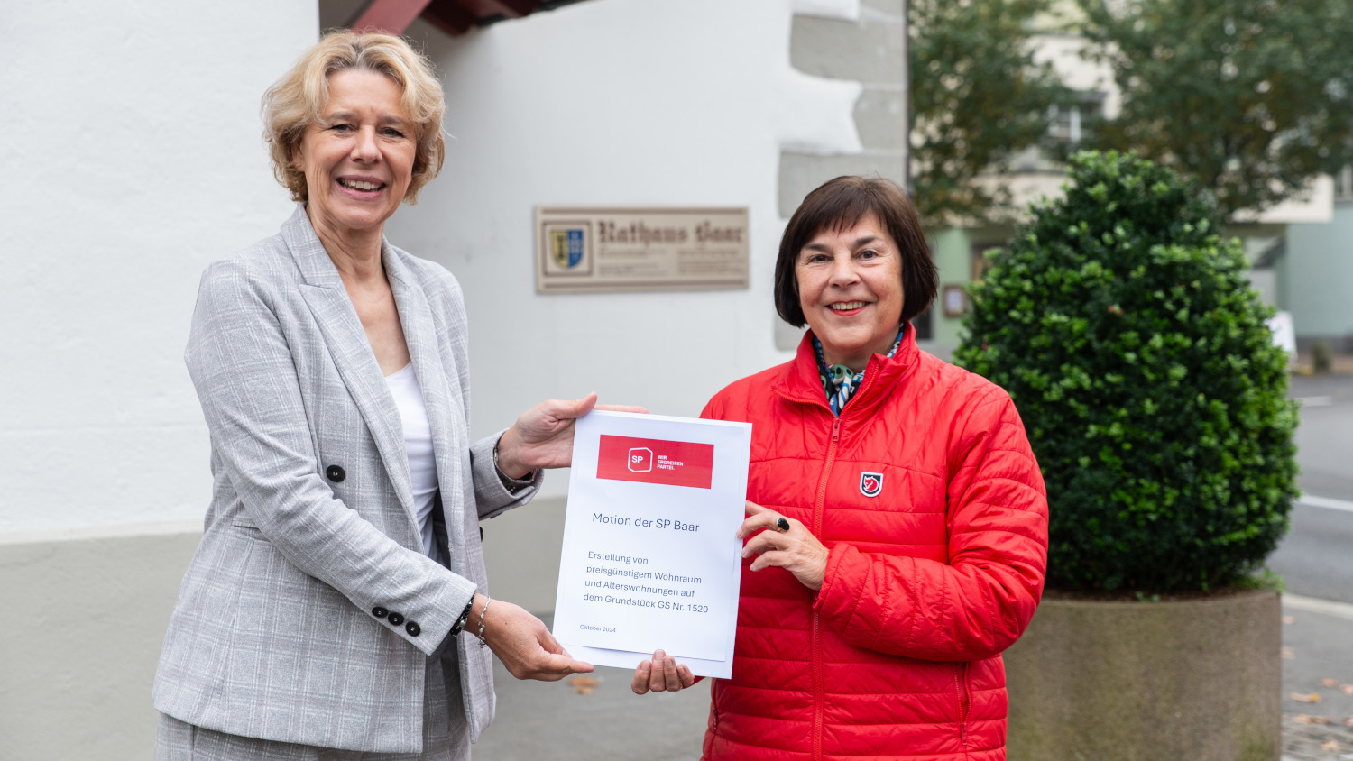 Gaby Billing (rechts im Bild), Präsidentin SP Baar, überreicht der Gemeindeschreiberin, Andrea Bertolosi, die Motion zur Förderung von preisgünstigem und altersgerechtem Wohnraum. Bild: Silvan Meier